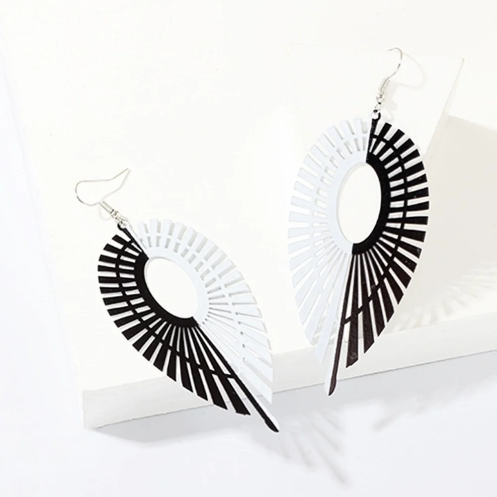 *ROSABELLA* Black x White Leaf Dangle Earrings